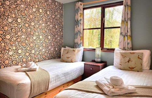 Goldcrest 4-Hot Tub-Woodland Lodges-Carmarthenshire-Tenby - Foto 4