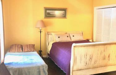 3 br Spacious Home in Ideal Location w Free Parking Back Yard Pets Welcome - Foto 30