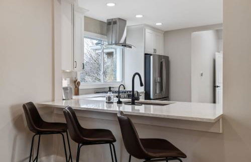 Tranquil Mountain Escape Luxurious 5-Bedroom Farmhouse with Pool - Foto 9