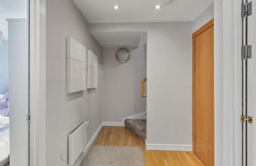 Stylish 2BR Retreat Steps from Kings Cross - Foto 16