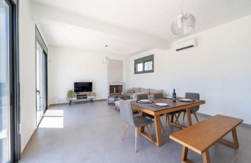 Villa & Stone House with Pool, 10 Mins to Skala Eressos Beach - Foto 79