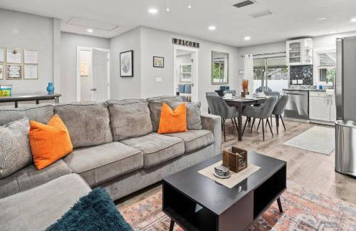 Adventure Awaits in Tampa Bay with Beautiful Decor 4BR with Backyard Oasis Near Busch Gardens & Adventure Island - Foto 20