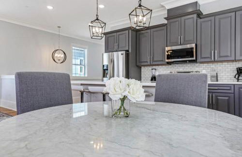 Spacious 5BR Urban Retreat with Balcony & Pool - Foto 28