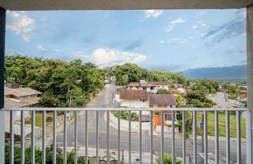 Aconchego e privacidade para sua família com 2 quartos, sala e cozinha integrados e sacada com churrasqueira - Foto 38