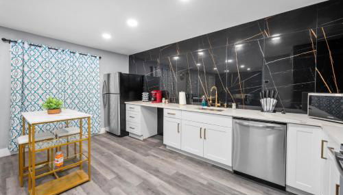 Chic Heights Retreat with Pool and Free Parking - Foto 4