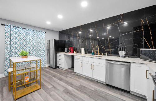 Chic Heights Retreat with Pool and Free Parking - Foto 4