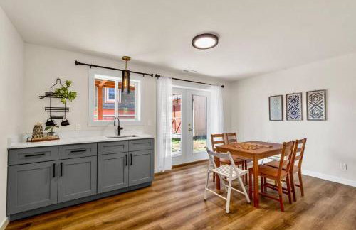 Tastefully Remodeled 4 Bedroom Home with Rainier View - Foto 25