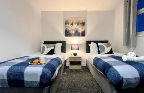 Borage House- Crawley,3BR House, Wifi, Parking, Close to Gatwick Airport, Contractor friendly, short and long term stays welcome - Foto 2