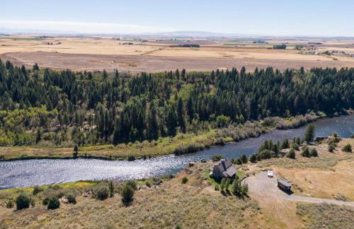 Lindas Perch by KABINO On Bank of Henrys Fork Mtn Views Fishing 6 acres Snake River WIFI - Foto 43