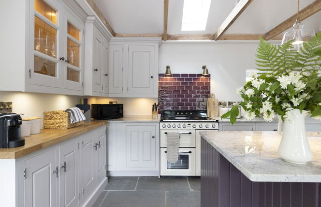 JOIVY Exceptional Cottage W/ Stunning Country Views - Photo 17