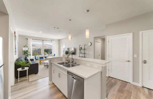 Chic Apt w Jacuzzi, Pool, BBQ, & Mountain Views - Foto 52