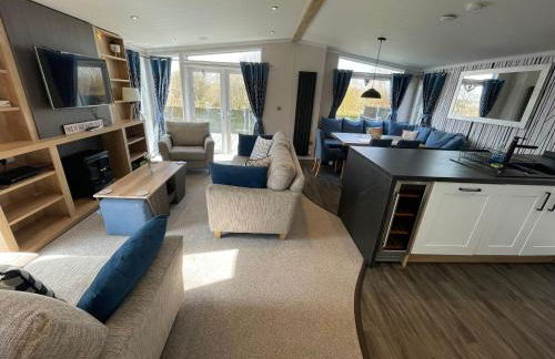 Indulgence Lakeside Lodge i3 with hot tub, private fishing peg situated at Tattershall Lakes Country Park - Foto 19