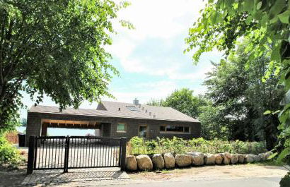 Architect House With Vintage Classics By River - Photo 15