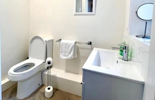 A cozy retreat in the heart of Ilkley - Photo 8