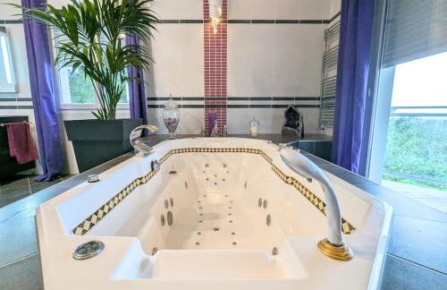 Luxurious Villa with Pool - Foto 20