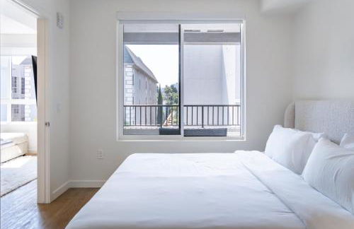 Luxury 2 Bedroom Residence With Fitness and Outdoor Pool - Photo 22