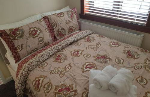 London Luxury 6 Bedroom Family House Sleeps 12 people Parking for 4 Cars Close to tube. - Foto 2