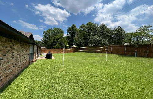 Designer Single Story 4 bed 3 bath home in mid-century style with big backyard and garage - Foto 34