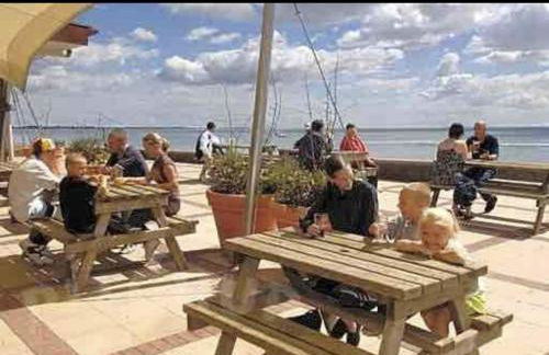 Coopers Beach 3-bed Caravan, Sleeps 8 & Pets Ok - Foto 73