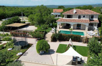 Villa Cecilia - 4 bedrooms, 4 bathrooms, inside heated pool, gym - Photo 7