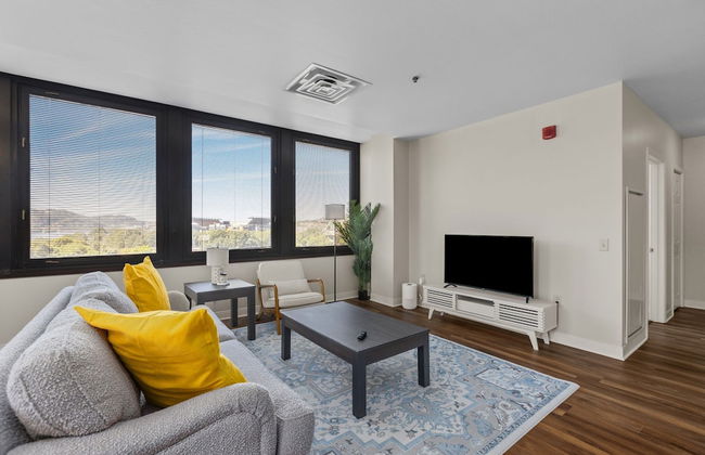 Sleek 2BR Downtown Retreat with Gym - Foto 25