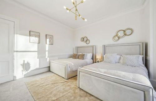 Large Terraced Home with Parking - Foto 21