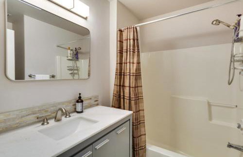 Lake Oswego Home with Deck 9 Mi to Downtown Portland - Foto 20