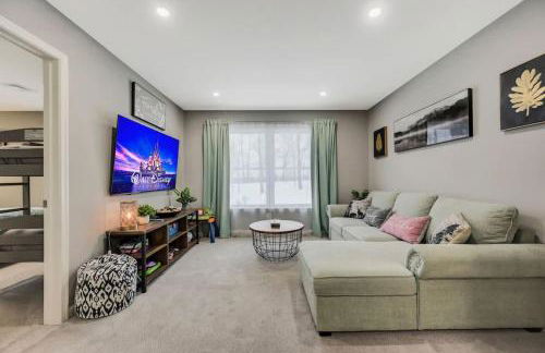 Modern 5BR, Kid-Friendly Home In Poconos with Pool Table - Foto 54