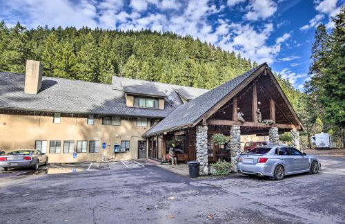 Enchanting Escape with Hot Tub, Decks and Views! - Foto 35