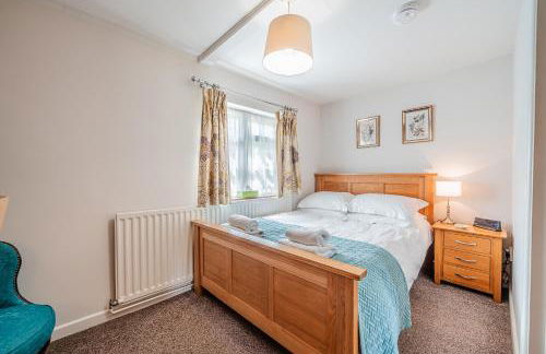 Beautiful Riverside Cottage with Large Garden, 2BR - Photo 25