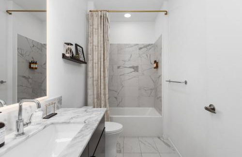 River View High-End Condo with Private Patio and FREE Parking - Foto 26