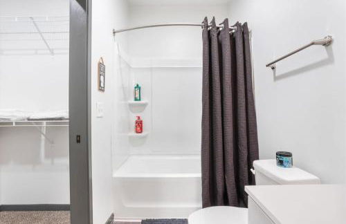 Bright & Cozy 2BR Retreat w Parking Broad Ripple - Foto 41