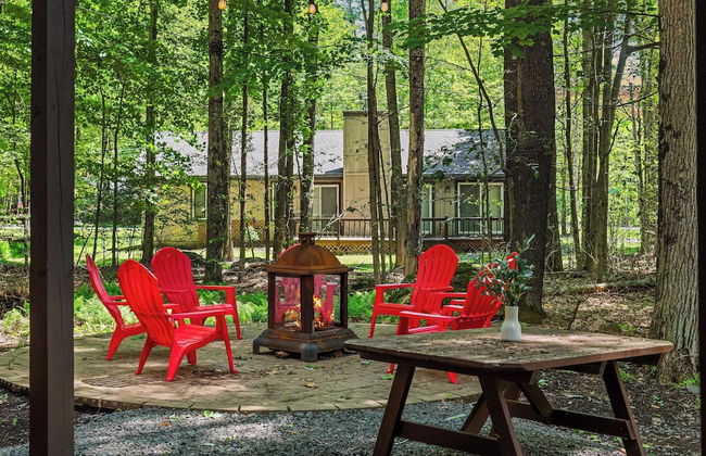 Lake + Pool Access, Game Room, Firepit, Deck Tawny and Peaceful by Avantstay - Foto 47