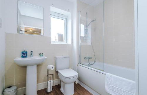 Relax in Style at Wedgwood House 3 BR Home with Garden & Parking - Foto 21