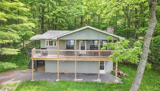 Deck w/ Forest Views, Ping Pong Blue Ridge Mtn Escape Ash Vale by Avantstay - Foto 2, Interior