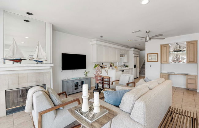 Canalfront Charmer by Avantstay Waterfront w/ Shared Dock + Hot Tub - Foto 2