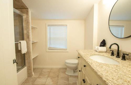 Stellar Home with Hot Tub & Movie Room - Foto 25