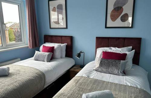 Tennyson House - Cul De Sac 3 Bedroom House for Families, Business Travellers, Contractors, Free Parking & Wifi, Nice Garden, fully furnished - Foto 9