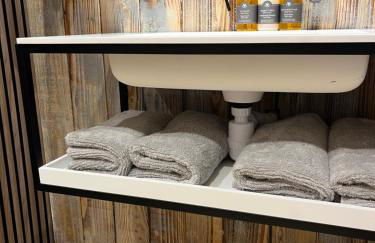 Riverside retreat with private wood fired hot tub - Foto 13