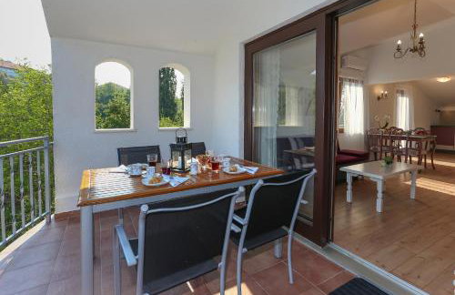 Waterfall House Getaway - Photo 11