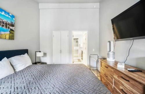 Guest Favorite Spacious Remodeled 2 Bdrm 2 Ba Mountain Views - Photo 38