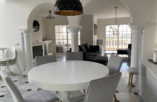 Villa with a big garden and heated pool - Photo 13