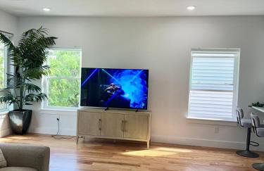 Cozy 3BR Retreat with Rooftop Near EWR & NYC Access - Photo 30