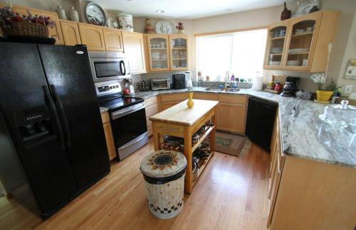 Five Bedroom Colonial Style Home - Foto 43