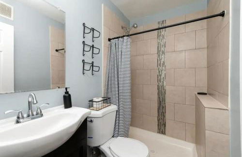 3BR home near Heritage Park - Photo 16