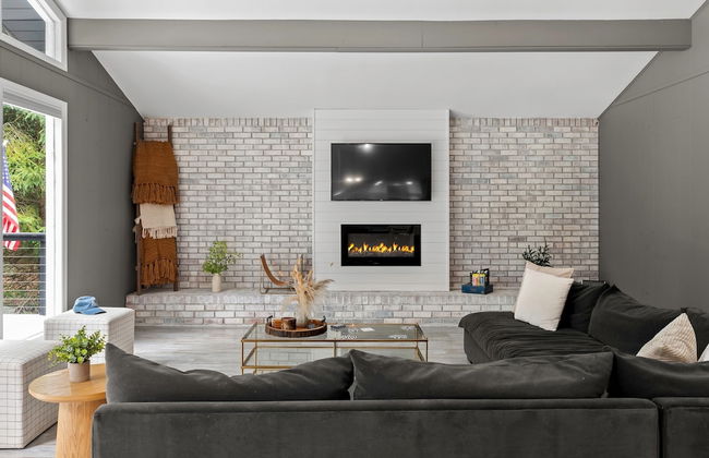 The Evergreen Escape by Avantstay Modern Cabin w Volleyball Court Hot Tub - Foto 7