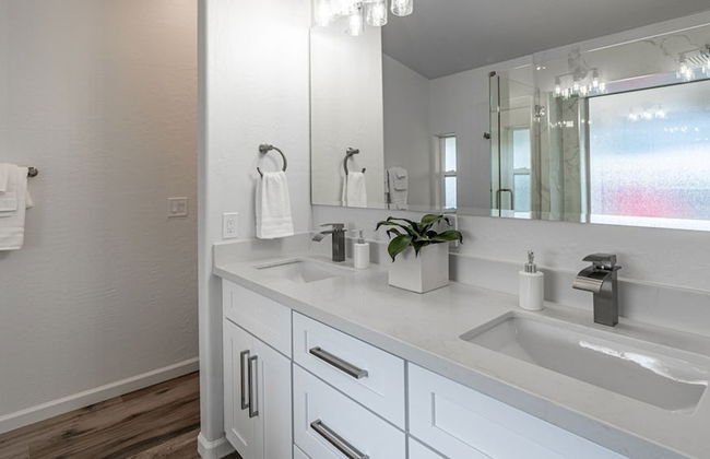 New Listing! Stylish 4 Bdrm W/pool and Game Room - Foto 28