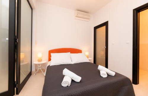 VILLA PHILIPPA - luxurious five-room villa - idyllic location - first row to the sea - spectacular view of the sea bay - unforgettable sunsets - 15 minutes from Supetar ferry port - free parking - private heated pool - Foto 45