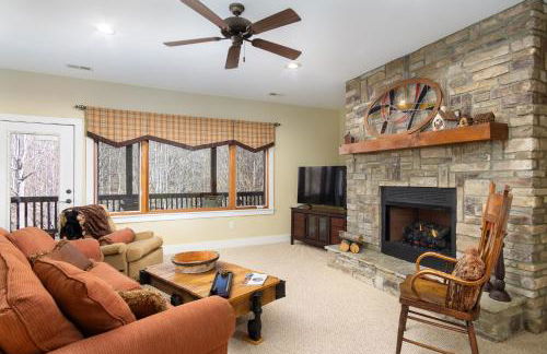 Fireside Retreat Hot Tub, Game Area, Fire Pit & Mountaintop Views! - Foto 31