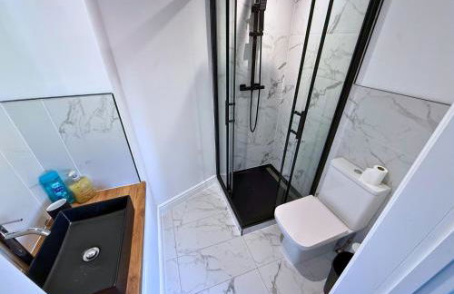 New 4 Bed House Sleeps up to 8 People - Foto 12